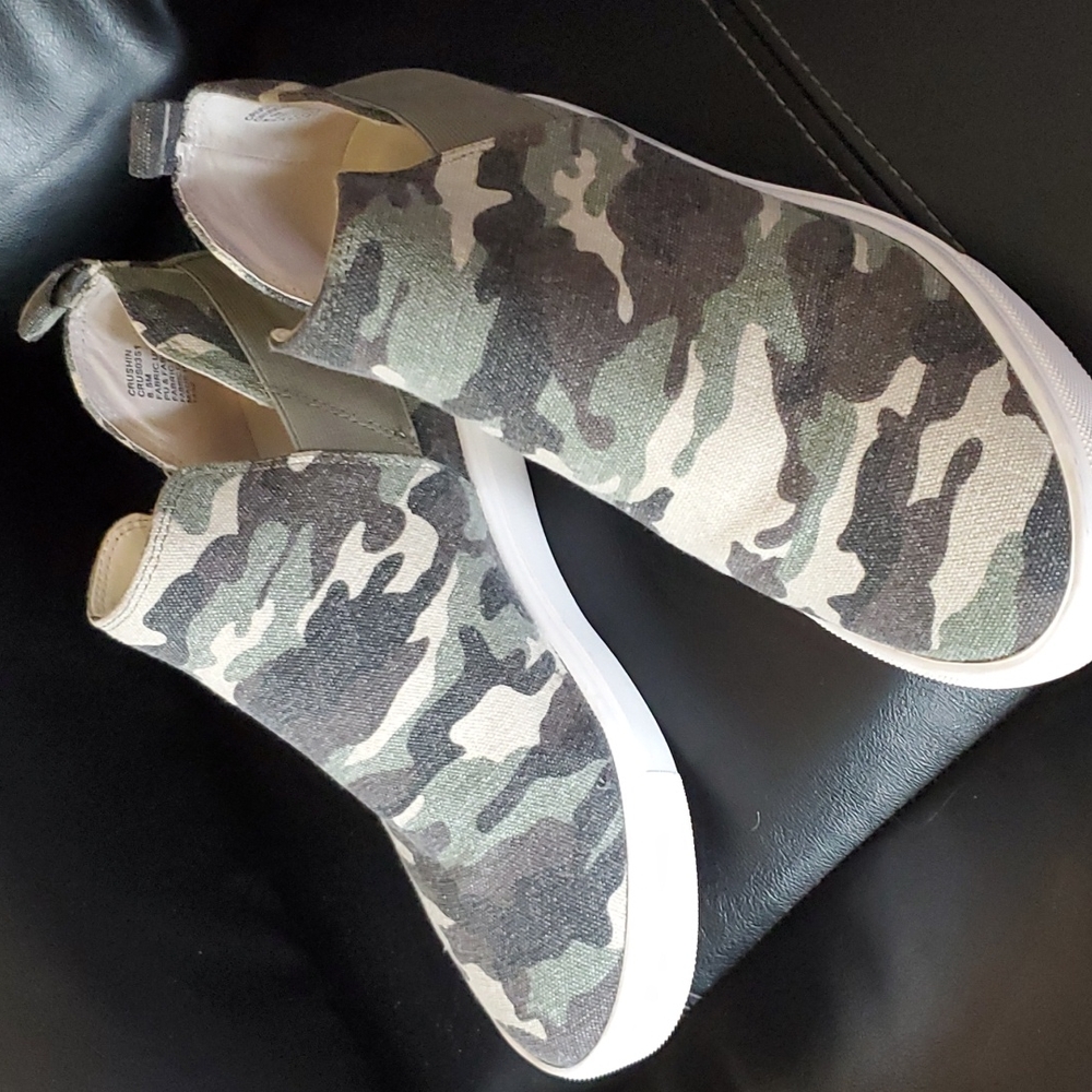 Steve Madden Camo Canvas hidden wedge slip on
